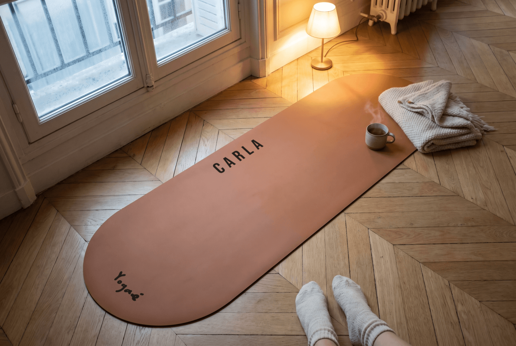 Tapis de yoga Grès déroulé près d’une fenêtre, un matin d’hiver, plaid et tasse de thé