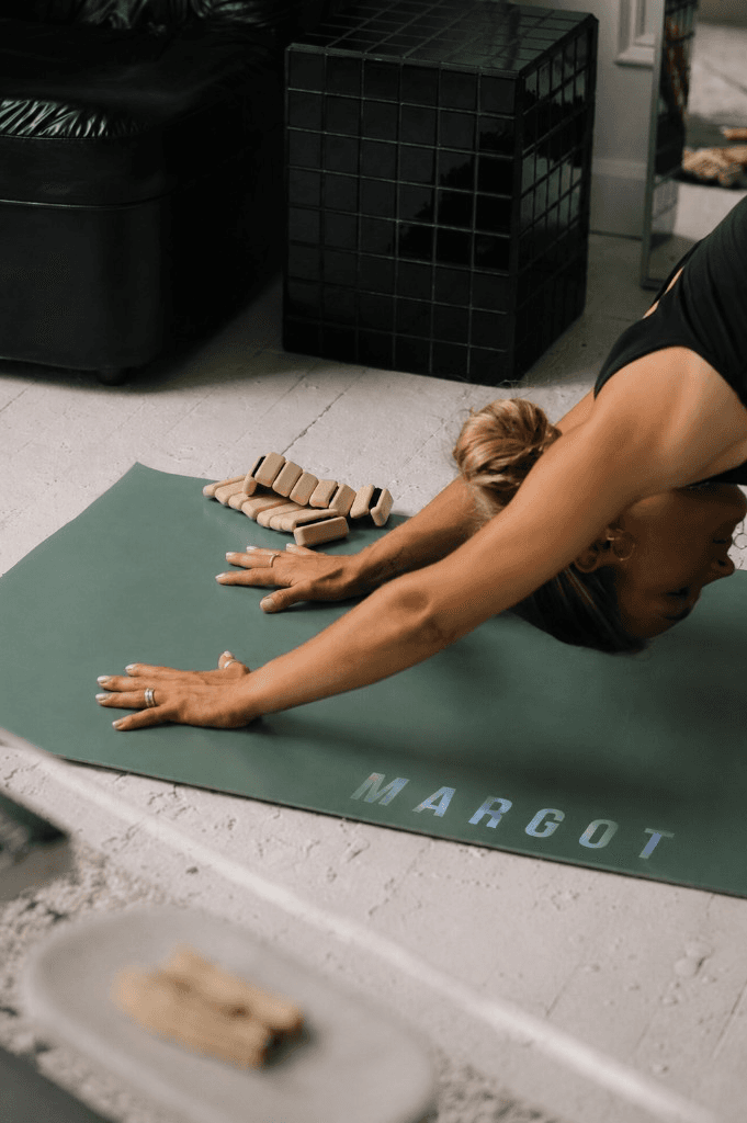 Pratique sur tapis Yogaé sauge personnalisé Margot, lumière claire